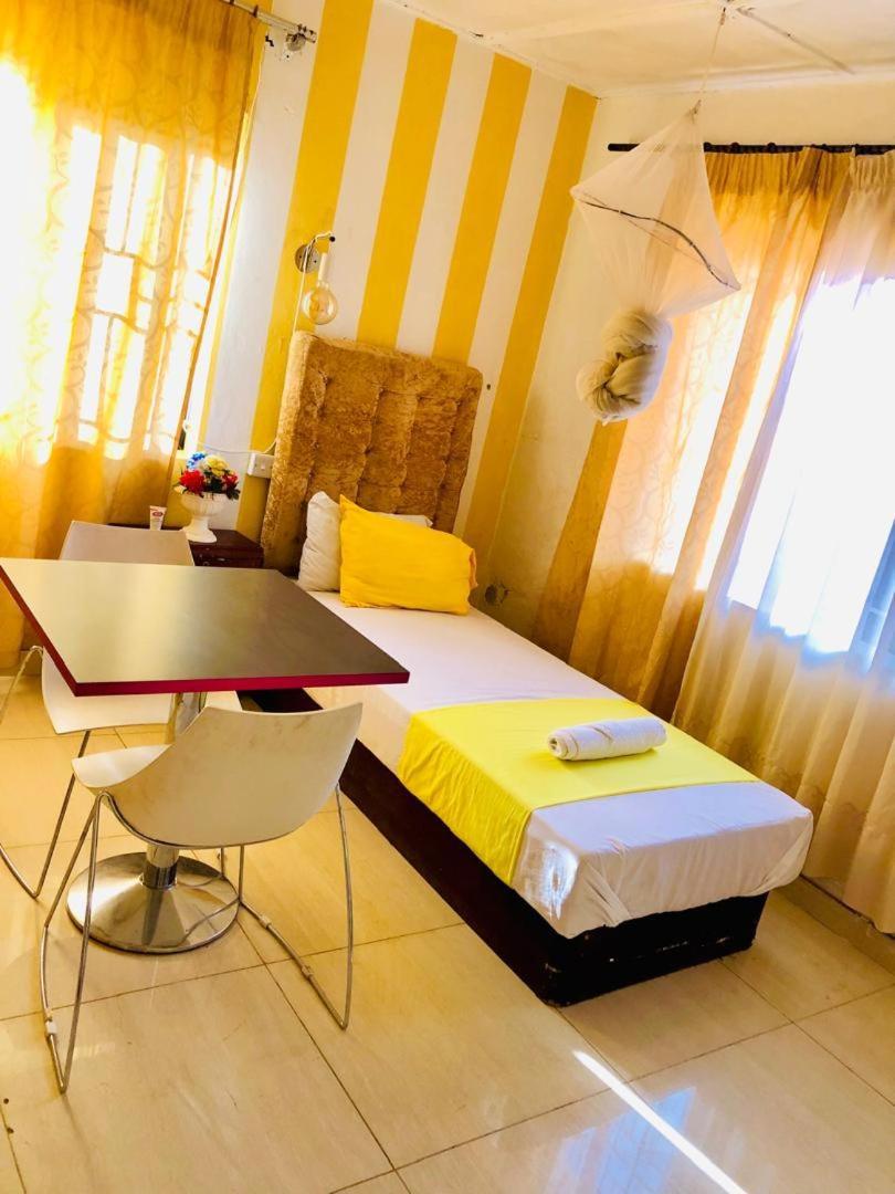 Zunox Guest House Freetown Eksteriør bilde